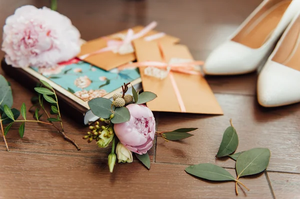 Menyasszonyi harisnyakötő és egyéb részletek — Stock Fotó