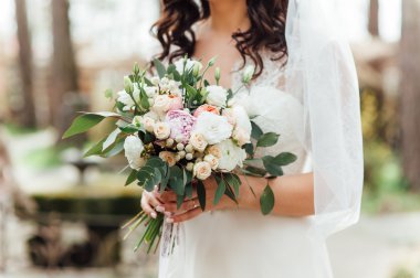 Güzel düğün buketi Gelinin ellerinde