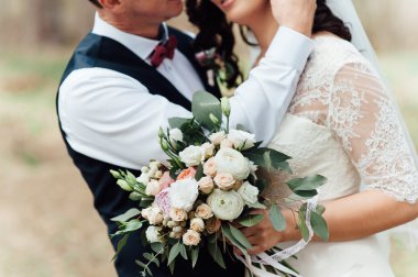 Güzel düğün buketi Gelinin ellerinde