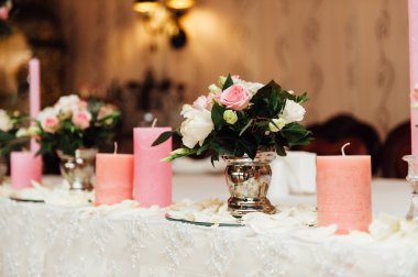 Düğün ya da başka bir yemek organizasyonu için masa hazır.