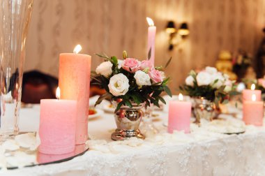 Düğün ya da başka bir yemek organizasyonu için masa hazır.