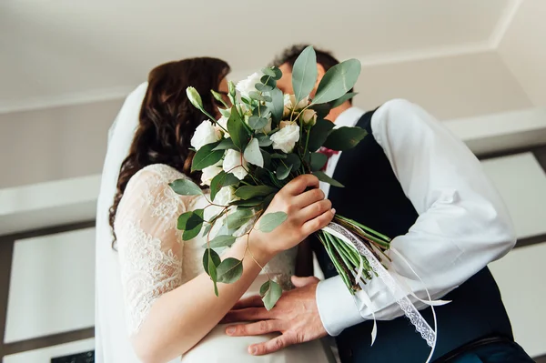 Prachtige bruiloft boeket in handen van de bruid — Stockfoto