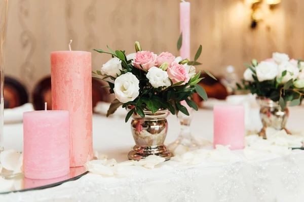 Düğün ya da başka bir yemek organizasyonu için masa hazır.