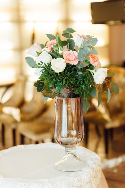 Düğün ya da başka bir yemek organizasyonu için masa hazır.