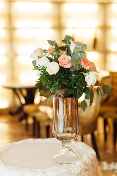 Düğün ya da başka bir yemek organizasyonu için masa hazır.