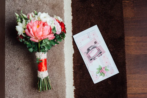 Menyasszonyi csokor Rózsa barna szőnyeg — Stock Fotó