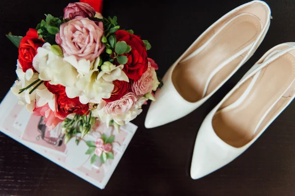 Állítsa be a menyasszonyi csokor, esküvői virágok fehér cipő — Stock Fotó