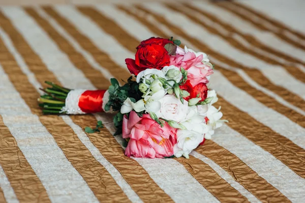 Весільний букет з троянд на ліжку — стокове фото