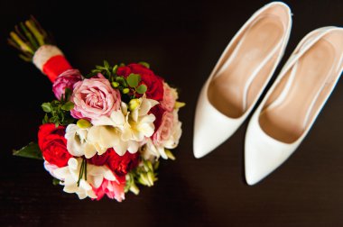 gelin buketi ayarla, düğün çiçekleri beyaz ayakkabıları