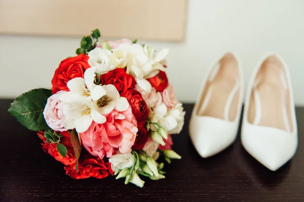 Set van bruids boeket, huwelijksbloemen witte schoenen — Stockfoto