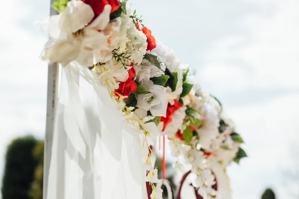 Arco de casamento branco decorado com flor ao ar livre — Fotografia de Stock