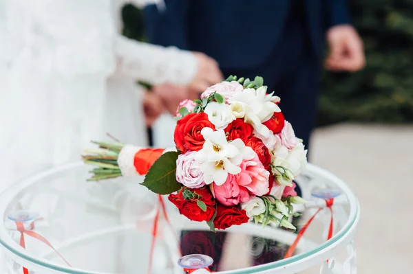 Bruids boeket rozen op een glazen planken — Stockfoto