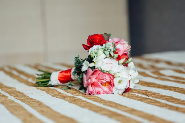 Menyasszonyi csokor Rózsa a ágytakaró — Stock Fotó
