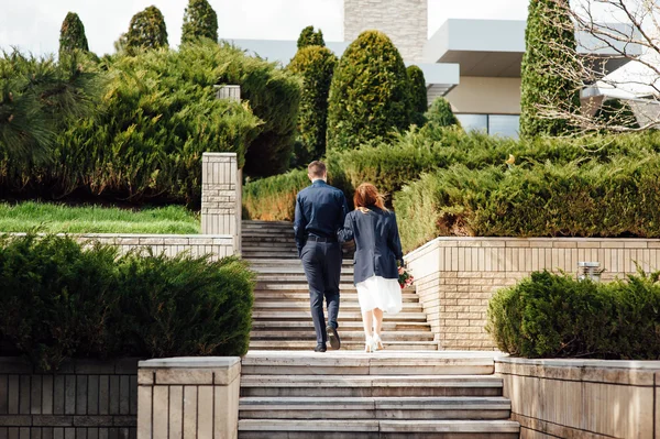 Pecinta berjalan dengan berpegangan tangan di taman kota — Stok Foto