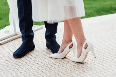 Aşıklar el ele tutuşup Parkta yürümek