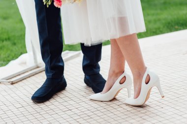 Aşıklar el ele tutuşup Parkta yürümek