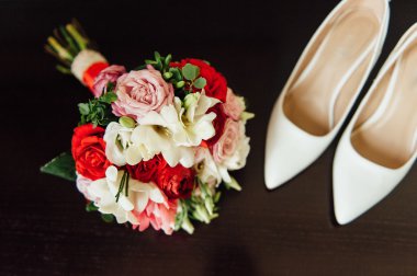 gelin buketi ayarla, düğün çiçekleri beyaz ayakkabıları