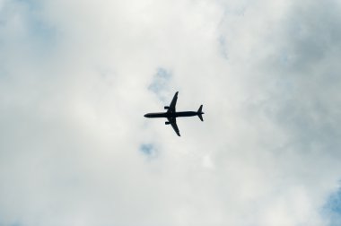 bulutlar mavi gökyüzü uçan uçak