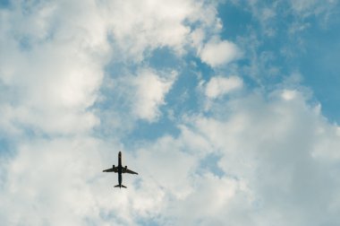 bulutlar mavi gökyüzü uçan uçak