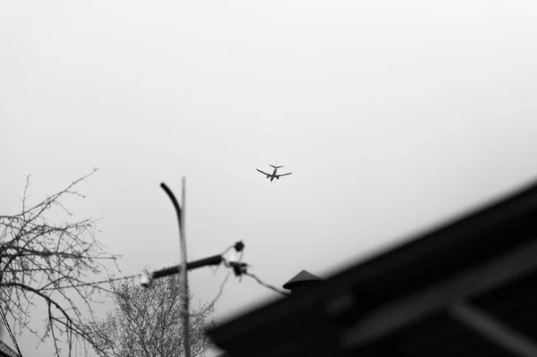 Flugzeug fliegt in den blauen Himmel mit Wolken — Stockfoto