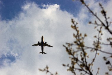 bulutlar mavi gökyüzü uçan uçak