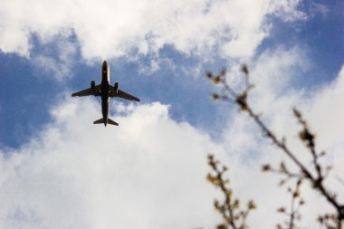 bulutlar mavi gökyüzü uçan uçak