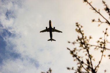 bulutlar mavi gökyüzü uçan uçak