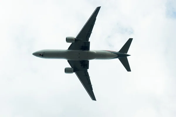 Avião voando no céu azul com nuvens — Fotografia de Stock