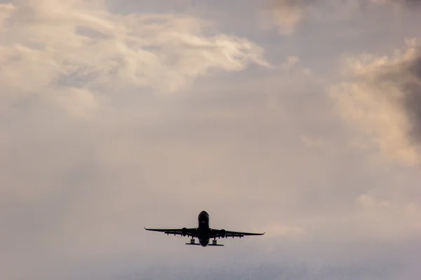 Avión volando en el cielo azul con nubes —  Fotos de Stock