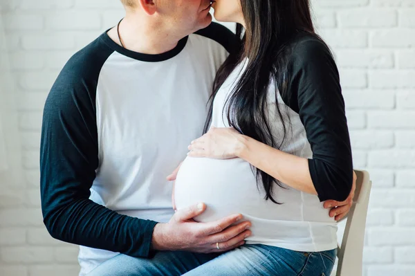 妊娠中の妻を抱いて夫 — ストック写真