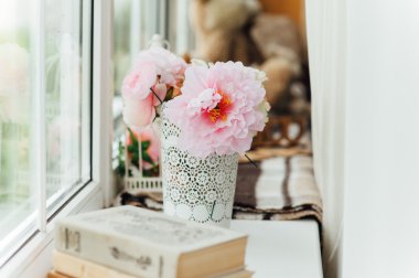 güzel buket parlak çiçek sepeti 