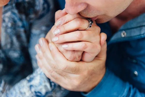 Yetişkin kocası karısının el öper