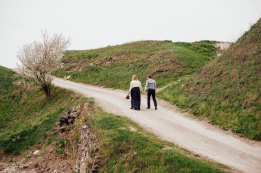 Genç çift Tarih sırasında eğlenin