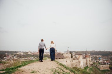 Genç çift eğlenmek Ortaçağ Kalesi