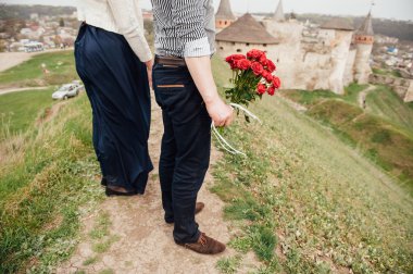 Genç çift Tarih sırasında eğlenin