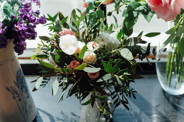 在木板上的美丽的现代婚礼花束 — 图库照片