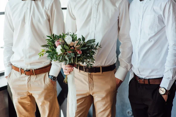 Mooie bruiloft boeket in handen van de bruidegom — Stockfoto