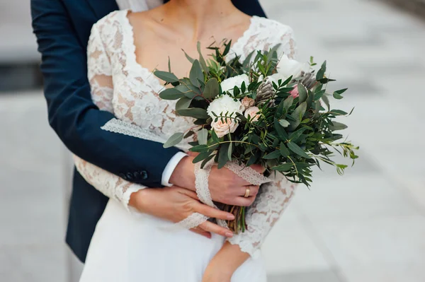 Gelin ve Damat Düğün buket tutarak birlikte