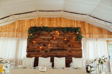 Düğün ya da başka bir yemek organizasyonu için masa hazır.