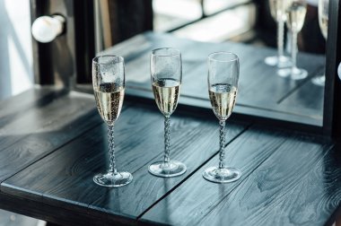 Ziyafet şampanya dolu gözlük düğün