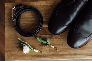 damat giyim ayarlayın. Ayakkabı ve papyon