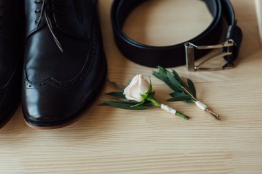 damat giyim ayarlayın. Ayakkabı ve papyon