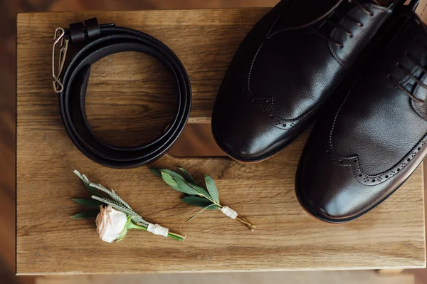 Les vêtements du marié. chaussures et noeud papillon — Photo