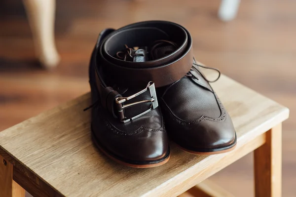 damat giyim ayarlayın. Ayakkabı ve papyon