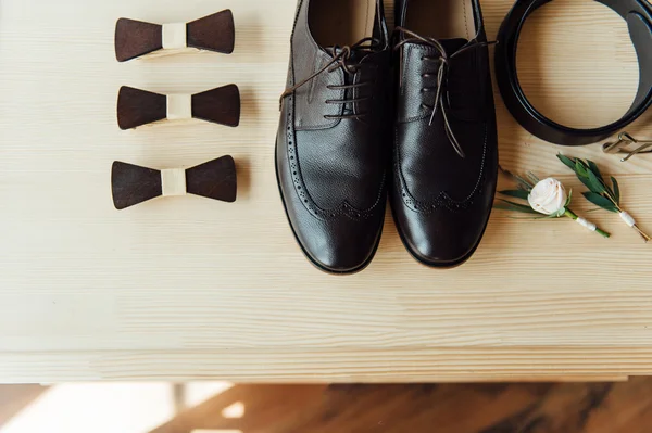 Bräutigam zog sich an. Schuhe und Fliege — Stockfoto