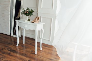 peones beyaz ayakkabılarla gelin buketi