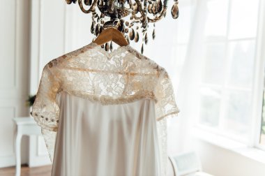 Ahşap zeminde alyanslar.