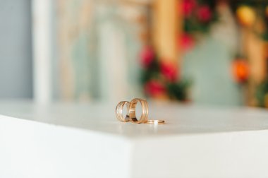 Ahşap zeminde alyanslar.