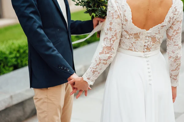 Liebespaar läuft mit Händchen im Stadtpark — Stockfoto