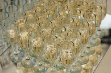 Ziyafet şampanya dolu gözlük düğün